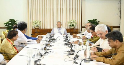 রাজনৈতিক দলগুলোর সঙ্গে বৈঠকে প্রধান উপদেষ্টা