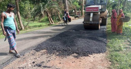সড়কে পাথরের পরিবর্তে ইটের খোয়া ব্যবহারের অভিযোগ