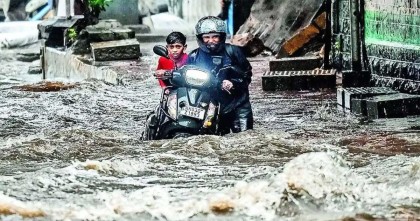 ১০০ বছরের রেকর্ডভাঙা বৃষ্টি দেখেছে মুম্বাই