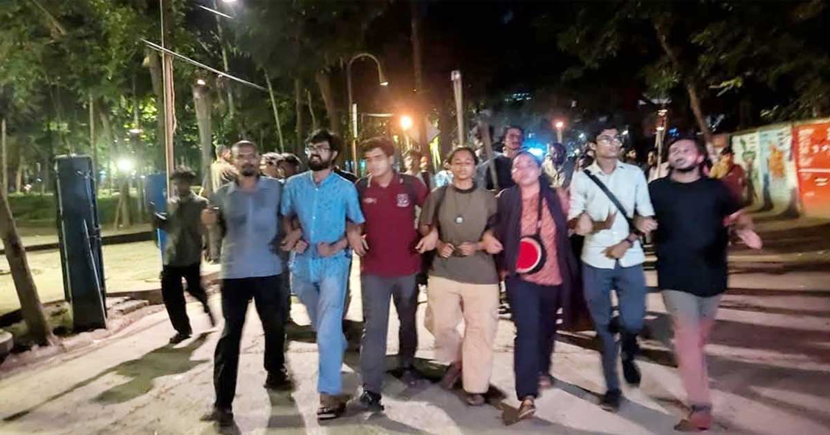 ঢাবিতে মশাল মিছিলে উত্তেজনা