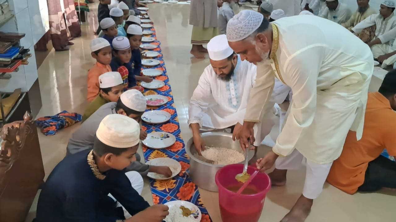 এটিএম আজহারের খালাসে এনায়েতপুরে শুকরানা মাহফিল ও খাবার বিতরণ