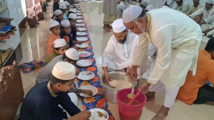 এটিএম আজহারের খালাসে এনায়েতপুরে শুকরানা মাহফিল ও খাবার বিতরণ