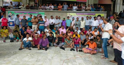 বৃষ্টিতে ভিজেই নগর ভবনের সামনে স্লোগান ইশরাক সমর্থকদের