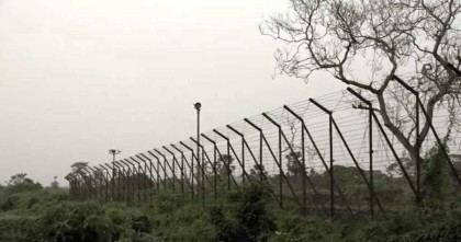 পুশইনে ব্যর্থ হয়ে ককটেল ফাটিয়ে নাগরিকদের নিয়ে গেল বিএসএফ