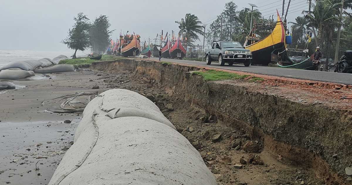 ঢেউয়ের আঘাতে ভাঙছে টেকনাফের মেরিন ড্রাইভ