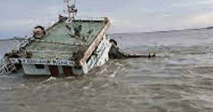 হাতিয়ার মেঘনা নদীতে রড-সিমেন্ট বোঝাই ট্রলার ডুবি