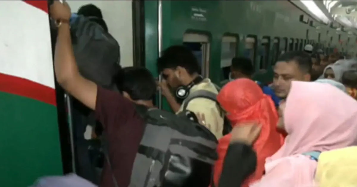 ঈদযাত্রার বিশেষ ট্রেন চলাচল শুরু, নাড়ির টানে ছুটছে মানুষ
