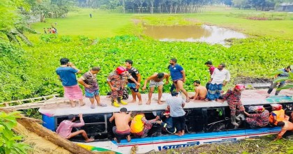কুষ্টিয়ায় বাসের সঙ্গে ট্রাকের সংঘর্ষ, খাদে পড়ে আহত ২৫ বাসযাত্রী  