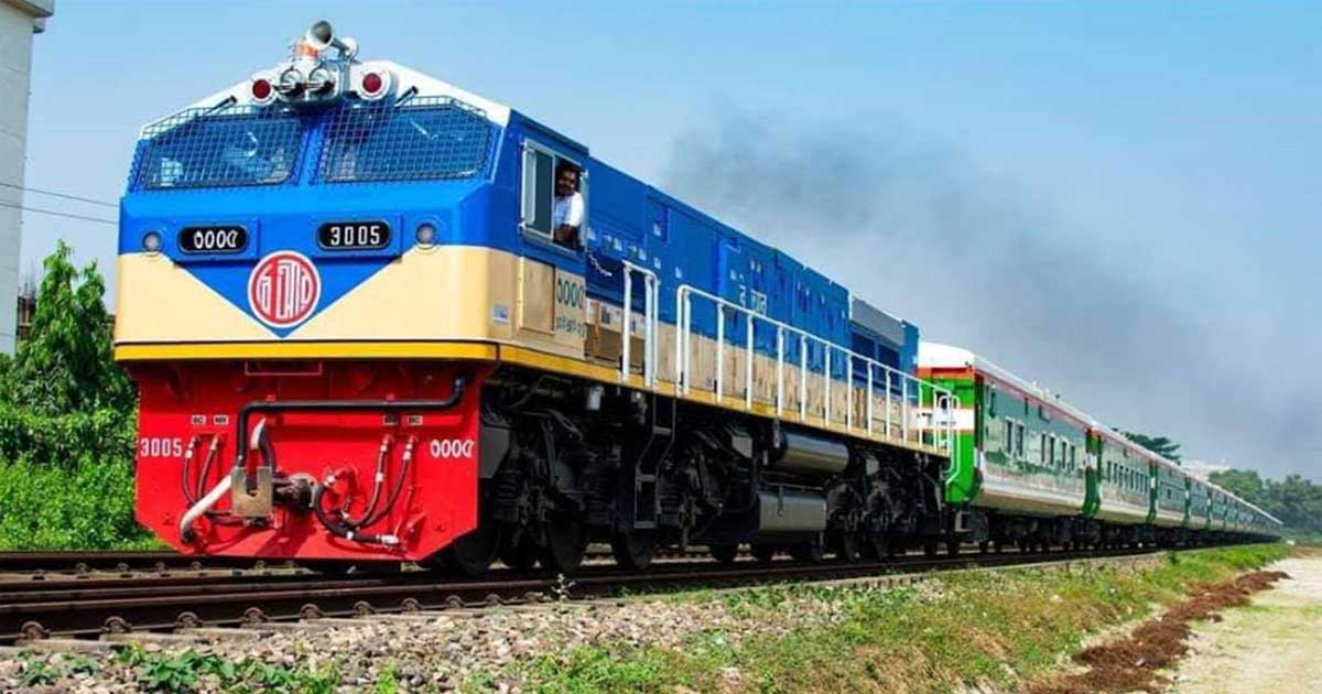 সুশৃঙ্খলভাবে ট্রেনে ঢাকা ছাড়ছেন যাত্রীরা