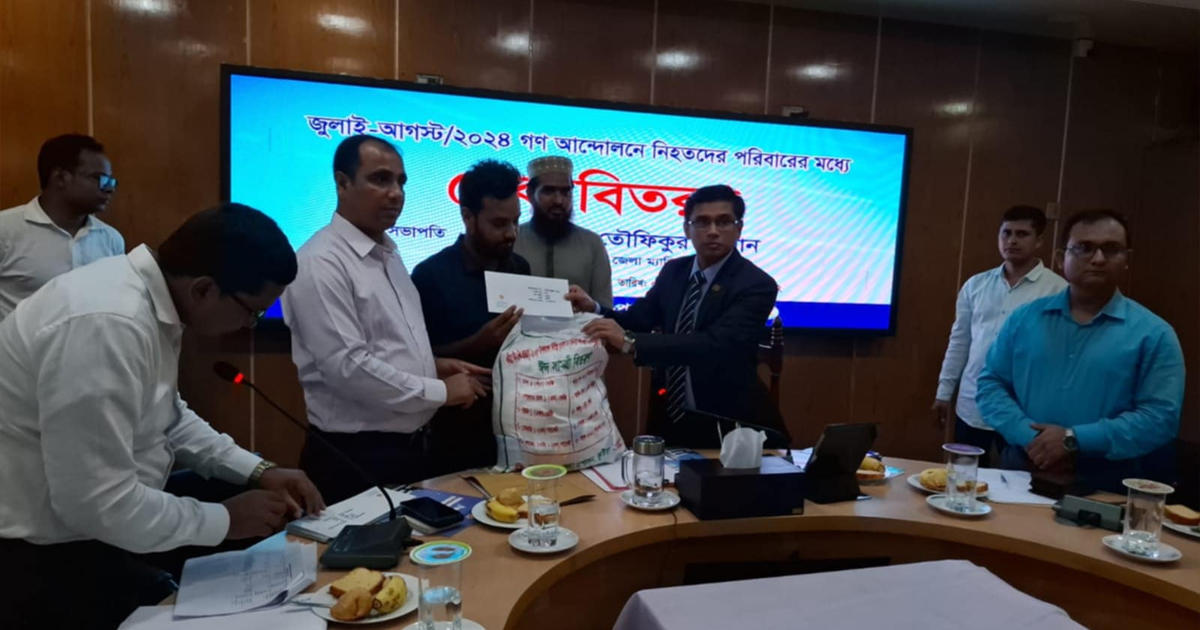 কুষ্টিয়ায় শহীদ পরিবারের মাঝে সঞ্চয়পত্র ও ঈদ উপহার বিতরণ করলেন ডিসি