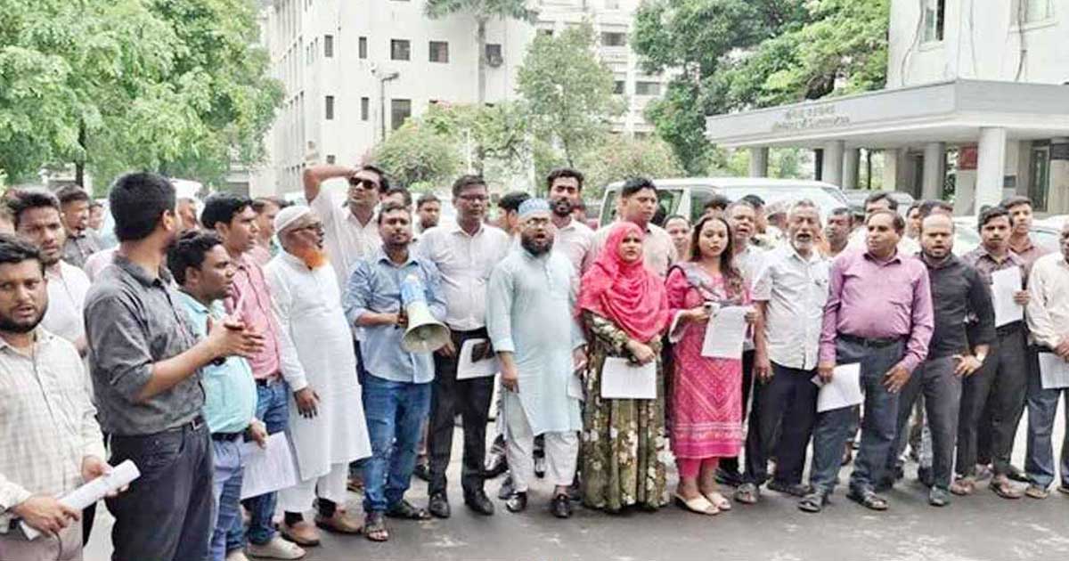চাকরি অধ্যাদেশ বাতিলের দাবিতে ফের সচিবালয়ে বিক্ষোভ
