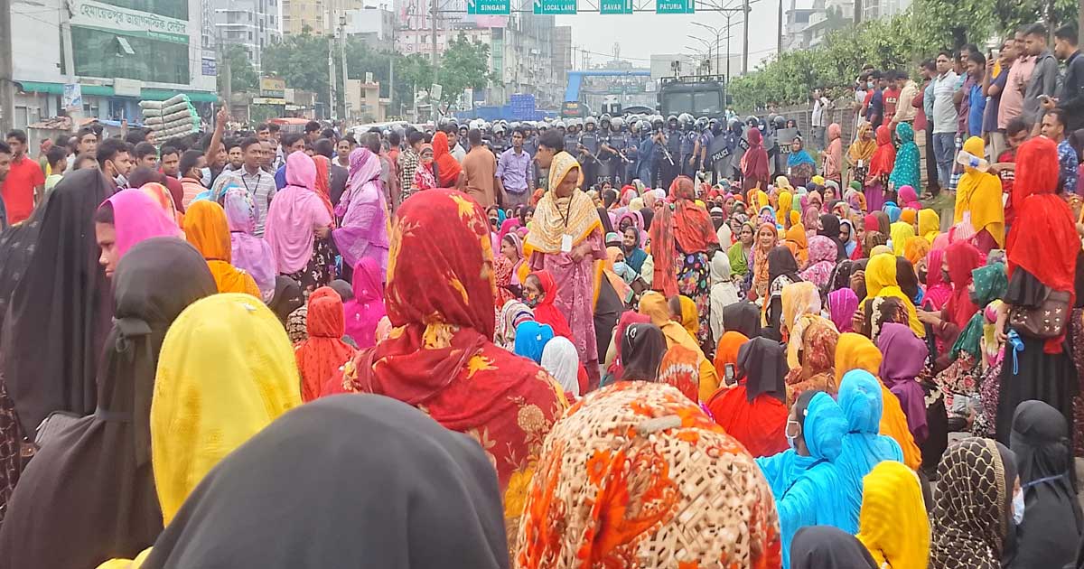 বকেয়া বেতন ভাতার দাবিতে ঢাকা আরিচা মহাসড়ক অবরোধ