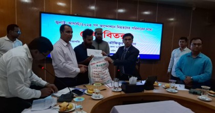 কুষ্টিয়ায় শহীদ পরিবারের মাঝে সঞ্চয়পত্র ও ঈদ উপহার বিতরণ করলেন ডিসি