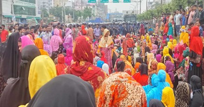 বকেয়া বেতন ভাতার দাবিতে ঢাকা আরিচা মহাসড়ক অবরোধ