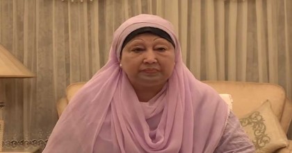 খালেদা জিয়ার হাতে গুলশানের বাড়ির কাগজ তুলে দিলেন গণপূর্ত উপদেষ্টা