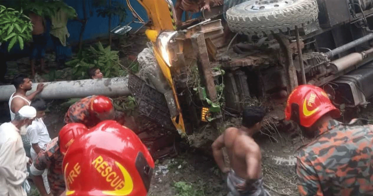খাদে পড়ে যাওয়া মালবাহী ট্রাক থেকে চালককে উদ্ধার করলো ফায়ার সার্ভিস