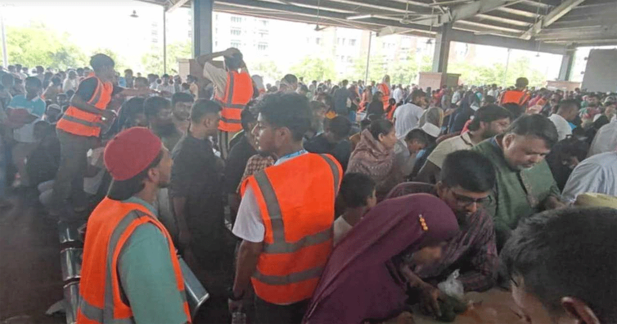 কারাবন্দি স্বজনকে ঘরের রান্না খাবার পৌছে দিতে কারাগারে ভিড়  