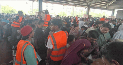 কারাবন্দি স্বজনকে ঘরের রান্না খাবার পৌছে দিতে কারাগারে ভিড়  