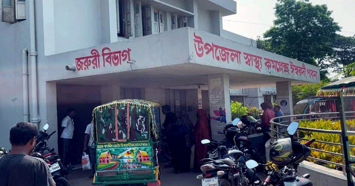 পাবনার ঈশ্বরদীতে কাভার্ডভ্যানের চাপায় তিনজন নিহত