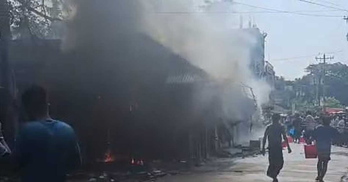 হরিরামপুরে ঝিটকা বাজারে ভয়াবহ অগ্নিকাণ্ডে ছয়টি দোকান পুড়ে ছাই, কোটি টাকার ক্ষয়ক্ষতি