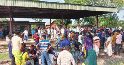যাত্রাবিরতির দাবিতে রাজশাহীর চারঘাটে রেলপথ অবরোধ