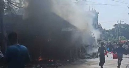 হরিরামপুরে ঝিটকা বাজারে ভয়াবহ অগ্নিকাণ্ডে ছয়টি দোকান পুড়ে ছাই, কোটি টাকার ক্ষয়ক্ষতি