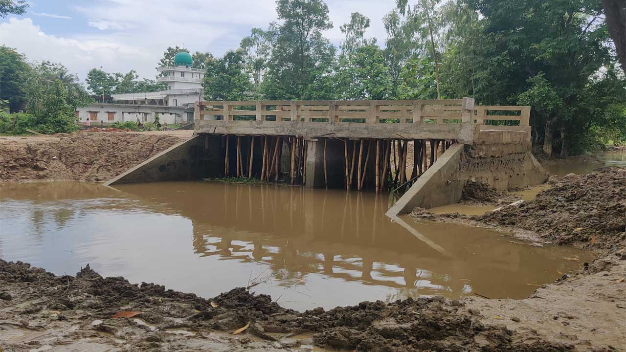 রাজঘাটা ওসমানাবাদ বক্স কালভার্ট নির্মাণে ধস, স্থানীয়দের ক্ষোভ