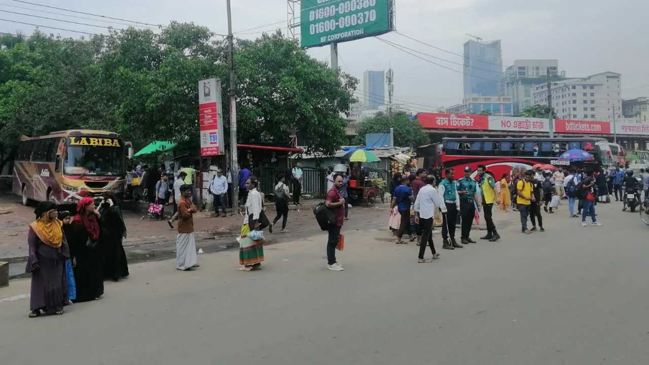 দীর্ঘ ছুটি কাটিয়ে ঢাকা ফিরছে মানুষ