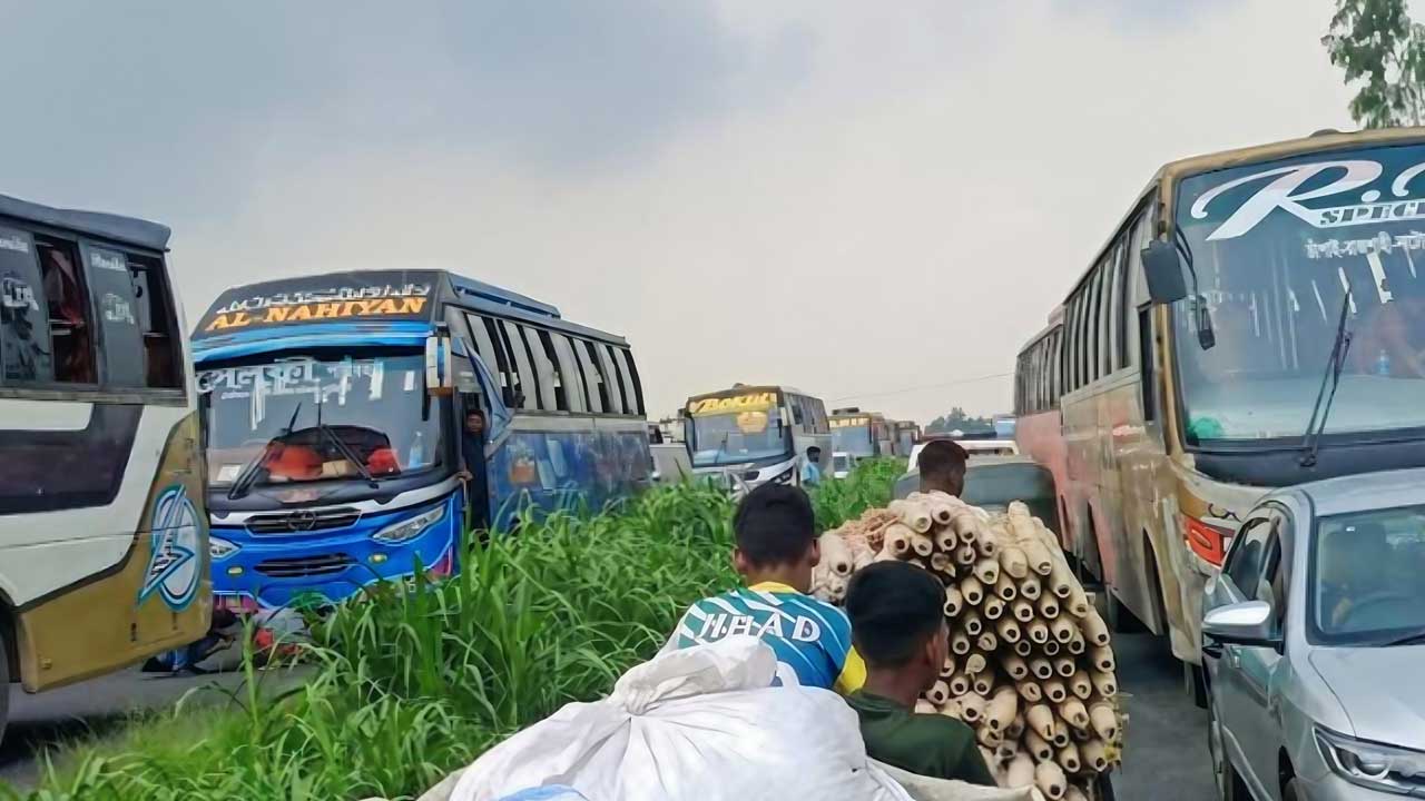 যমুনা সেতুর পশ্চিম প্রান্তে ৪ কিমি যানজট, ঈদ-পরবর্তী যাত্রায় ভোগান্তি