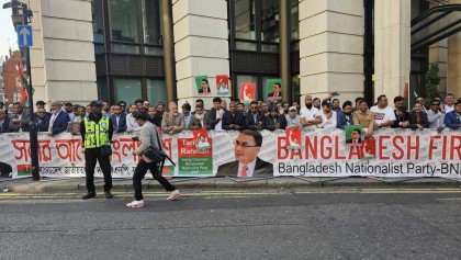 হোটেল ডোরচেস্টারের সামনে নেতাকর্মীদের ভিড়