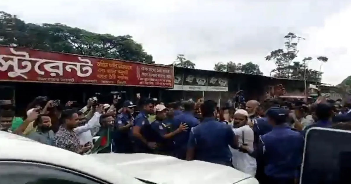 সিলেটে দুই উপদেষ্টার গাড়িবহর আটকে বিক্ষোভ