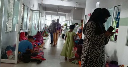 বরগুনায় বাড়ছে ডেঙ্গুর প্রকোপ, হাসপাতালের মেঝেতে চিকিৎসা নিচ্ছেন রোগীরা