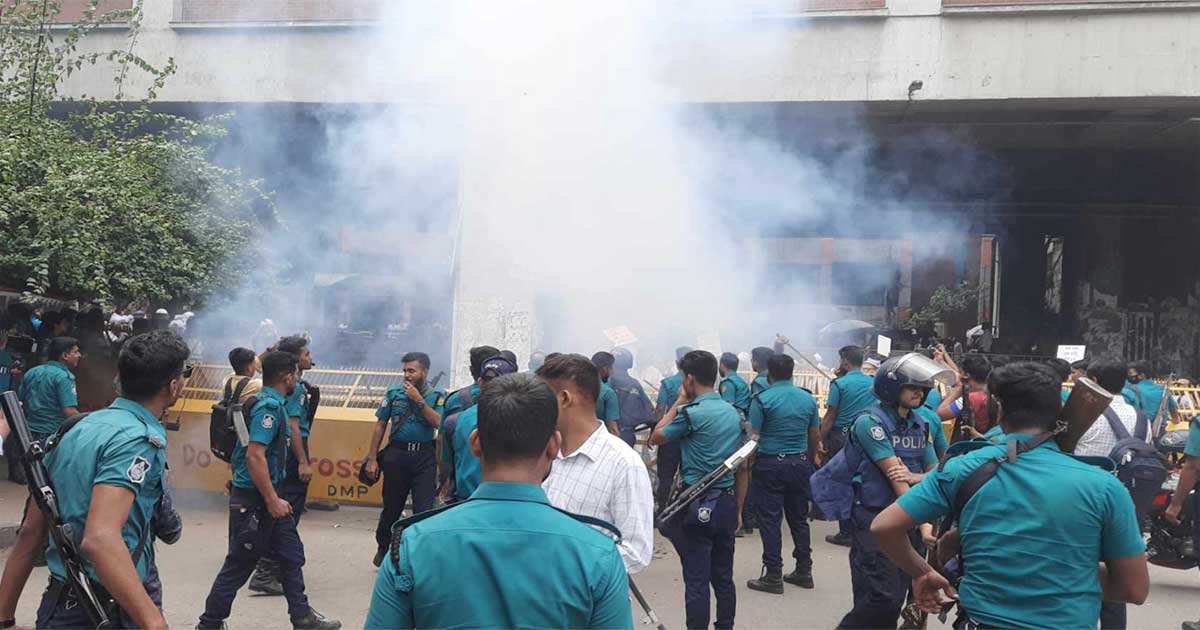 প্রেস ক্লাব হঠাৎ উত্তপ্ত, সাউন্ড গ্রেনেড নিক্ষেপ পুলিশের