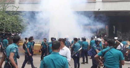 প্রেস ক্লাব হঠাৎ উত্তপ্ত, সাউন্ড গ্রেনেড নিক্ষেপ পুলিশের
