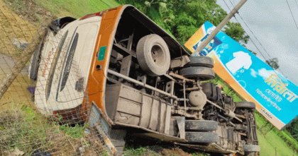 কক্সবাজারে বাস-কাভার্ডভ্যান সংঘর্ষে তিনজন নিহত