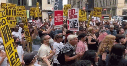 ইরানে হামলার প্রতিবাদে প্ল্যাকার্ড হাতে এবার বিক্ষোভ নিউইয়র্কে