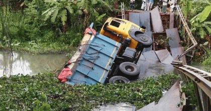পিরোজপুরে বেইলি ব্রিজ ভেঙে কয়লা বোঝাই ট্রাক খালে, বিচ্ছিন্ন যোগাযোগ