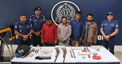 ডাকাতি করে পালানোর সময় লোহাগাড়ায় ৪ জন গ্রেপ্তার