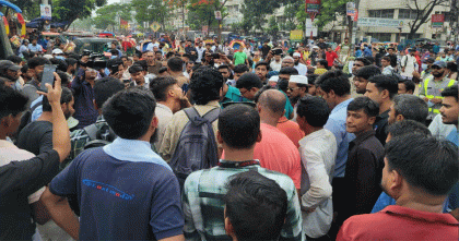 রাজধানীর নতুন বাজারে শিক্ষার্থীদের সড়ক অবরোধে দুর্ভোগে মানুষ