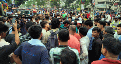 ৫ ঘণ্টায়ও সড়ক ছাড়েননি ইউআইইউ শিক্ষার্থীরা