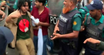 নতুনবাজার অবরোধ: লাঠিচার্জেও সরেনি ইউআইইউ শিক্ষার্থীরা