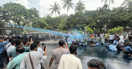 প্রেস ক্লাবে আন্দোলনকারীদের ওপর পুলিশের জলকামান-সাউন্ড গ্রেনেড নিক্ষেপ