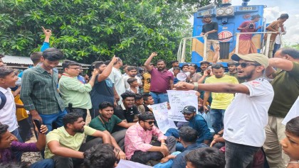 দর্শনায় যাত্রাবিরতির দাবিতে ট্রেন আটকে মানববন্ধন