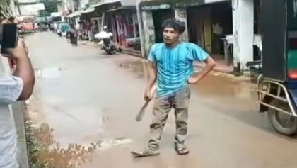 প্রকাশ্যে ধারালো অস্ত্র দিয়ে ইউপি সদস্যকে কোপানোর চেষ্টা, ভিডিও ভাইরাল