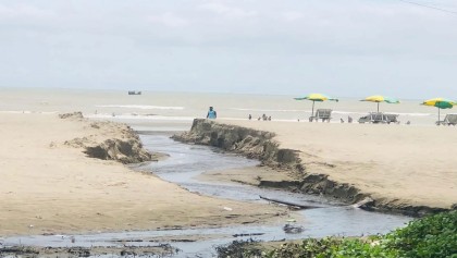 সমুদ্র সৈকতে বাঁধ দিয়ে কৃত্রিম খাল খনন