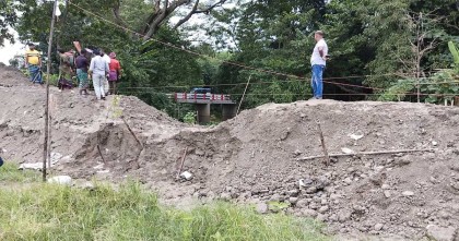 সিঙ্গাইরে সরকারি খাল দখল করে ব্যক্তিগত রাস্তা নির্মাণে কৃষিজমিতে জলাবদ্ধতার শঙ্কা