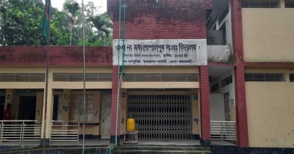 ইচ্ছেমতো সময়ে আসেন শিক্ষক, দপ্তরীর ব্যস্ততা বাড়ির কাজে