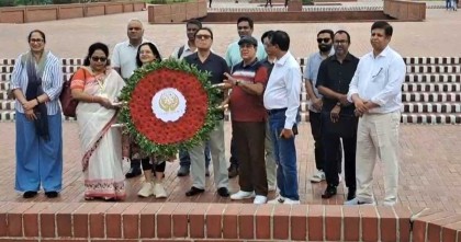 সাভার জাতীয় স্মৃতিসৌধে বীর শহীদদের প্রতি ফুল দিয়ে শ্রদ্ধা নিবেদন 