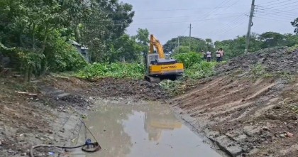মাদারীপুরে পৌরসভার উদ্যোগে অবহেলিত বিরশাল খাল খনন শুরু 