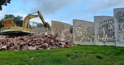 ভাঙা হয়েছে বিজয় সরণির ‘মৃত্যুঞ্জয়ী প্রাঙ্গণ’, হবে জুলাই স্মরণে ‘গণমিনার’